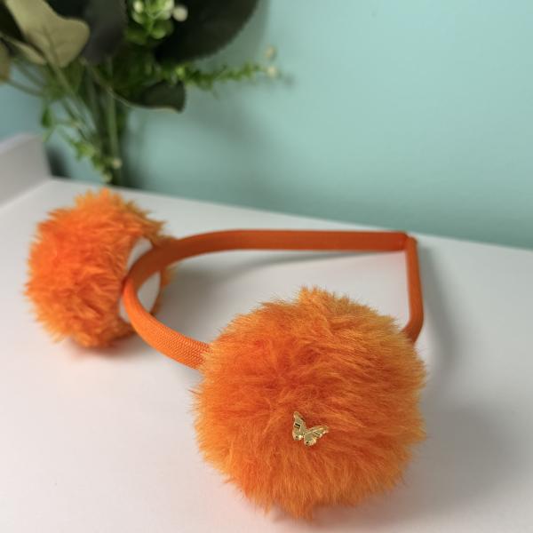 Tiara Pompom Peluciada com Detalhe Acrílico