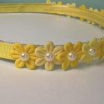 Tiara com Flores Amarelas e Detalhe em Pérola
