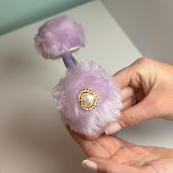 Tiara Pompom Peluciada com Detalhe em Pérola Lilás