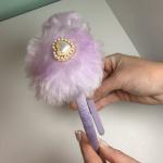 Tiara Pompom Peluciada com Detalhe em Pérola Lilás