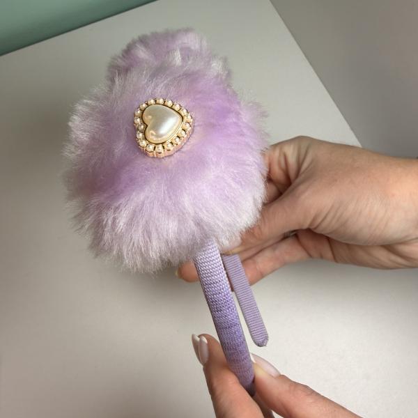 Tiara Pompom Peluciada com Detalhe em Pérola Lilás