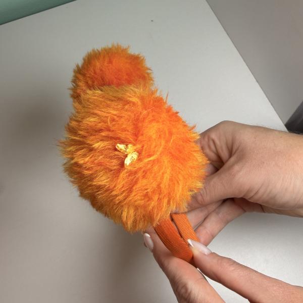 Tiara Pompom Peluciada com Detalhe Acrílico